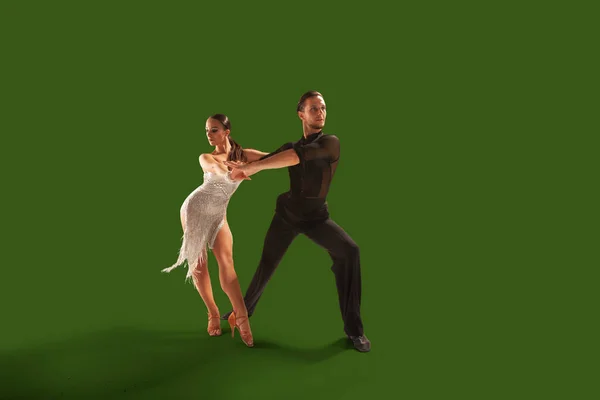 カップルダンサーはWgreenの画面の背景でラテンダンスを行う — ストック写真