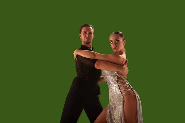 Paar Dansers Voeren Latijnse Dans Wgreen Screen Achtergrond — Stockfoto