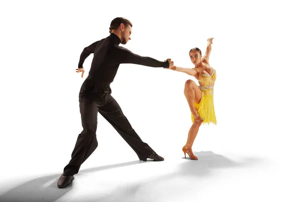 Pár Tanečníci Provést Latinsky Tanec Bílém Pozadí — Stock fotografie
