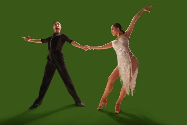 カップルダンサーはWgreenの画面の背景でラテンダンスを行う — ストック写真