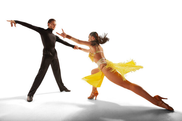 Пара танцоров танцуют латинский танец на белом фоне
.