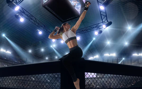 プロのリングのMmaの女性戦闘機 — ストック写真