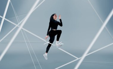 Koşan ve zıplayan kadın sporcu. Sağlıklı görüntünün yan görüntüsü