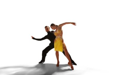 Çift dansçılar beyaz arka planda Latince dans ediyorlar..