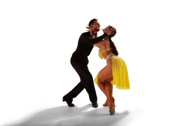 Çift dansçılar beyaz arka planda Latince dans ediyorlar..
