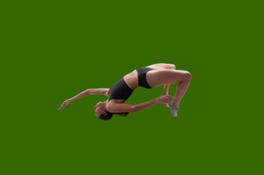 Yeşil ekran arka planında spor elbiseli atlet kadın.