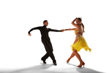 Çift dansçılar beyaz arka planda Latince dans ediyorlar..