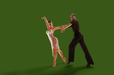 Çift dansçılar wgreen ekranda Latince dans ediyorlar..