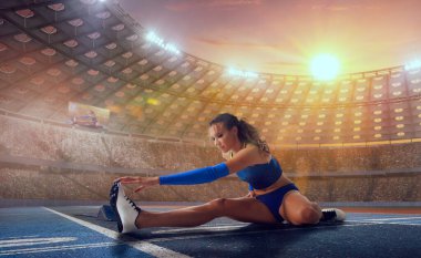 Profesyonel atletizm stadyumunda bayan sporcu.