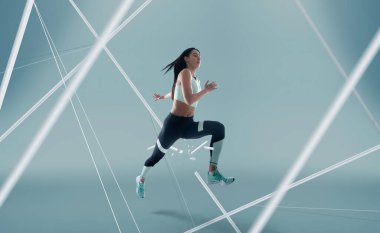 Koşan ve zıplayan kadın sporcu. Sağlıklı görüntünün yan görüntüsü