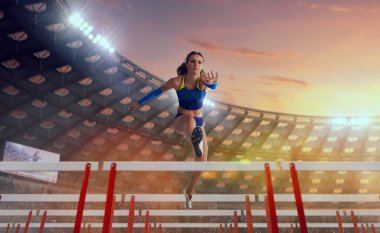 Profesyonel atletizm stadyumunda bayan sporcu.