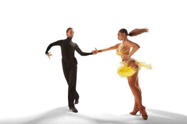 Çift dansçılar beyaz arka planda Latince dans ediyorlar..
