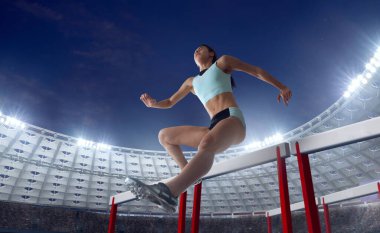 Profesyonel atletizm stadyumunda bayan sporcu.