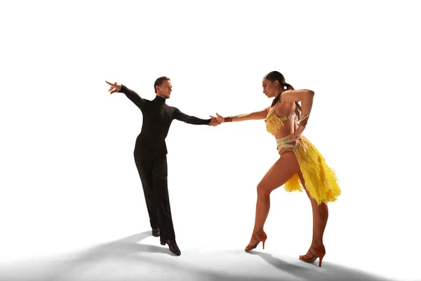 Couple Danseurs Effectuer Danse Latine Sur Fond Blanc — Photo