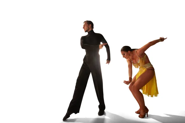 Çift Dansçılar Beyaz Arka Planda Latince Dans Ediyorlar — Stok fotoğraf