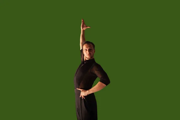 Танцовщица Танцует Латинский Танец Фоне Зеленого Экрана — стоковое фото