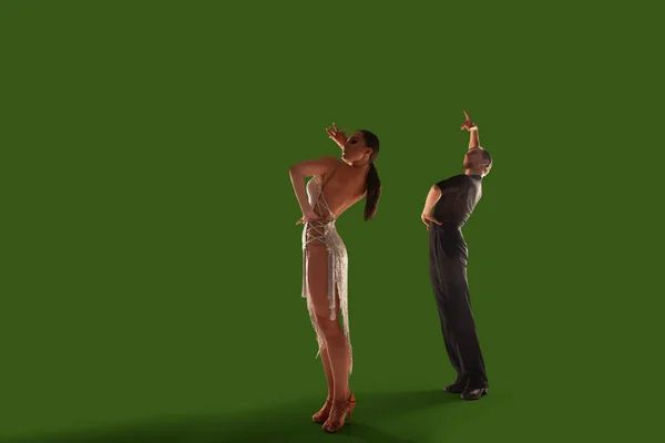 Pár Tanečníci Provést Latinsky Tanec Wgreen Obrazovce Pozadí — Stock fotografie