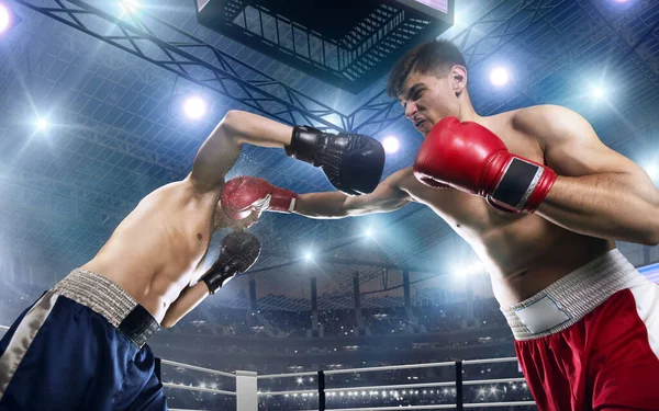 Dois Pugilistas Estão Lutando Ringue Boxe Profissional — Fotografia de Stock