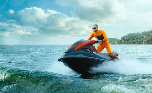 Homem Jovem Scooter Água Oceano Tropical — Fotografia de Stock