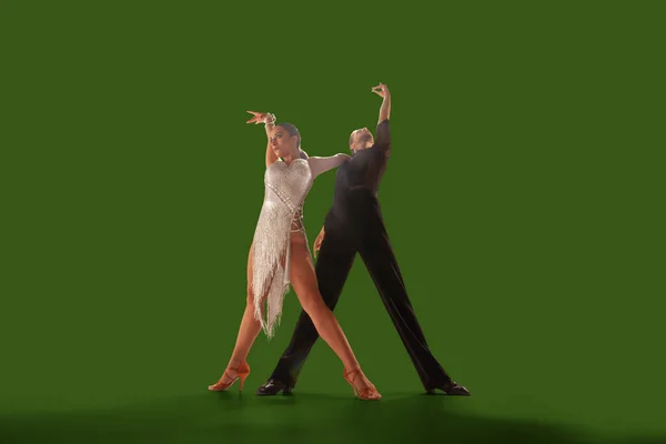 Pareja Bailarines Realizan Baile Latino Sobre Fondo Pantalla Verde —  Fotos de Stock