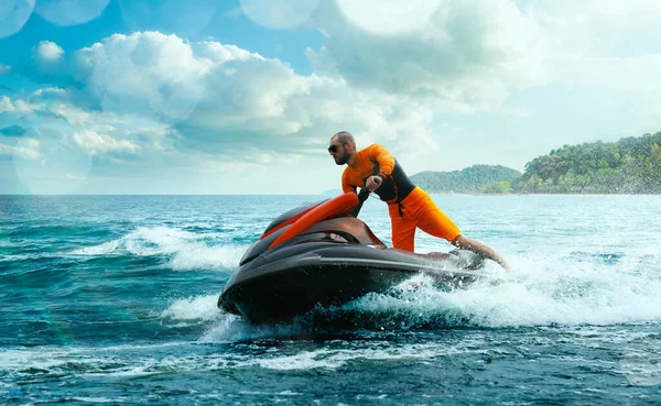 Homem Jovem Scooter Água Oceano Tropical — Fotografia de Stock