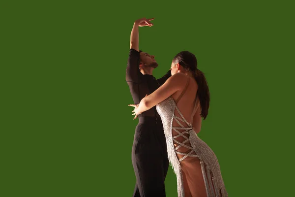 Пара Танцоров Танцуют Латинский Танец Фоне Зеленого Экрана — стоковое фото