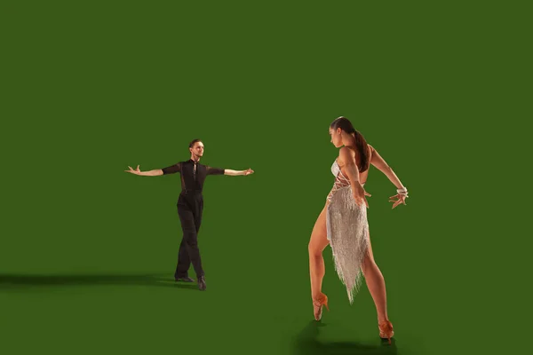 Пара Танцоров Танцуют Латинский Танец Фоне Зеленого Экрана — стоковое фото