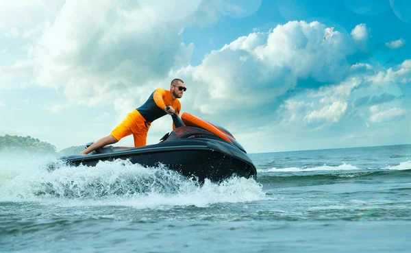 Homem Jovem Scooter Água Oceano Tropical — Fotografia de Stock