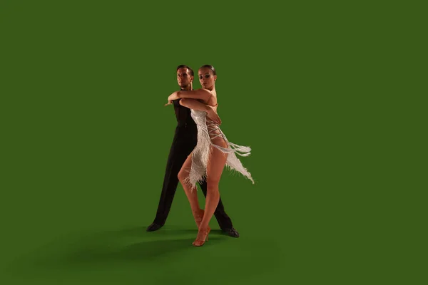 Paartänzer Führen Lateinamerikanischen Tanz Auf Grünem Hintergrund Auf — Stockfoto