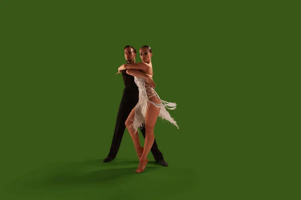 Casal Dançarinos Executar Dança Latina Fundo Tela Verde — Fotografia de Stock