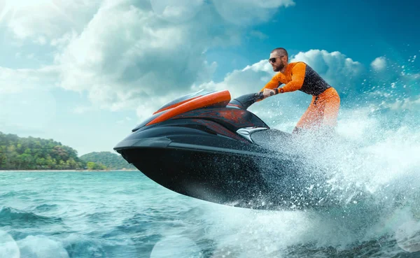 Jeune Homme Sur Scooter Eau Dans Océan Tropical — Photo