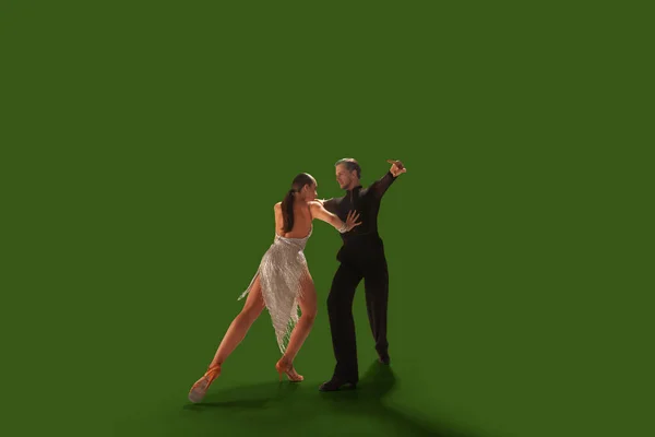 Pareja Bailarines Realizan Baile Latino Sobre Fondo Pantalla Verde —  Fotos de Stock