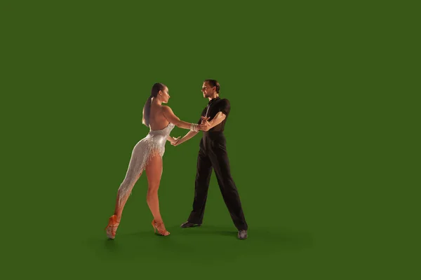 Pareja Bailarines Realizan Baile Latino Sobre Fondo Pantalla Verde — Foto de Stock