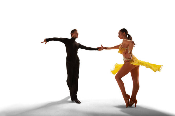 Пара танцоров танцуют латинский танец на белом фоне
.