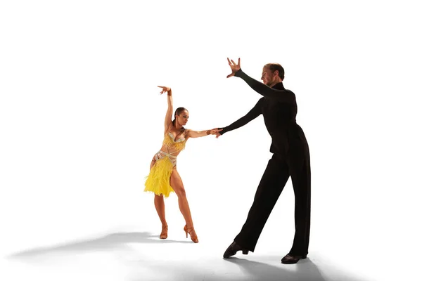 Пара Танцюристів Виконують Латинський Танець Білому Тлі — стокове фото