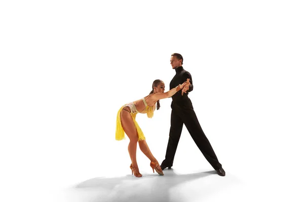 Couple Danseurs Effectuer Danse Latine Sur Fond Blanc — Photo