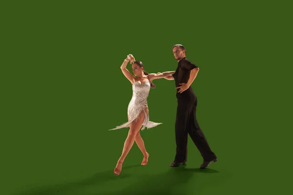 Casal Dançarinos Executar Dança Latina Fundo Tela Verde — Fotografia de Stock