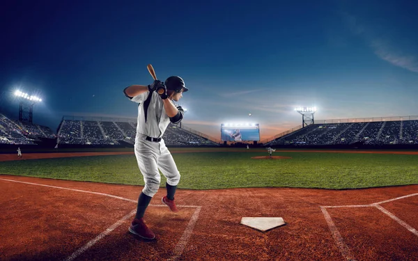 晚上都里职业棒球场的棒球选手 — 图库照片