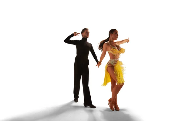 Pareja Bailarines Realizan Danza Latina Sobre Fondo Blanco —  Fotos de Stock