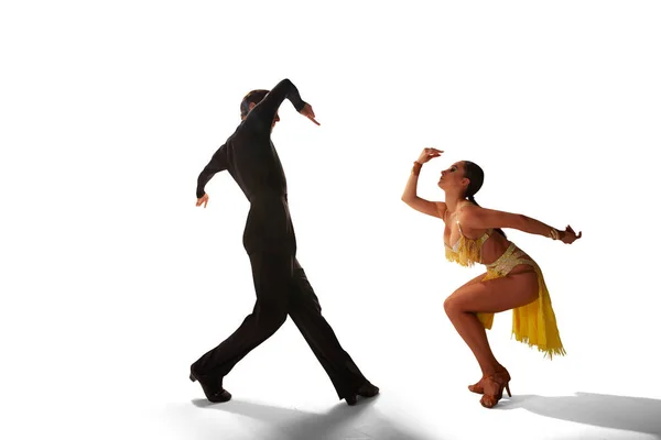 Ζευγάρι Χορευτές Εκτελούν Λατινικό Χορό Λευκό Φόντο — Φωτογραφία Αρχείου