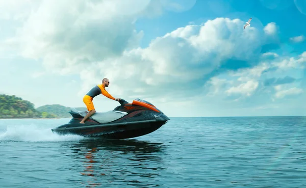 Jeune Homme Sur Scooter Eau Dans Océan Tropical — Photo