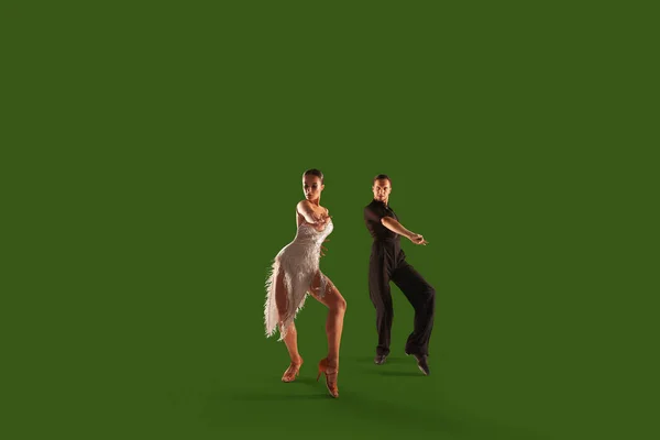 Couple Danseurs Effectuer Danse Latine Sur Fond Écran Vert — Photo