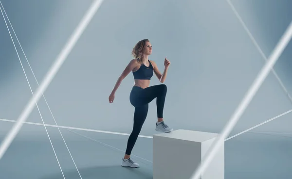 Kvinnelig Idrettsutøver Som Løper Hopper Sidebilde Frisk – stockfoto