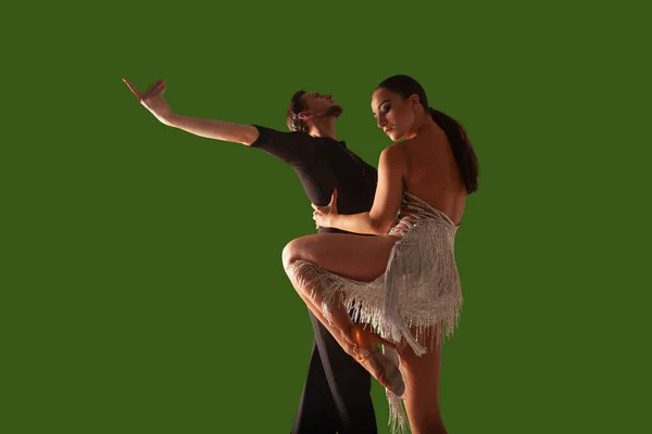 Casal Dançarinos Executar Dança Latina Fundo Tela Verde — Fotografia de Stock