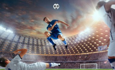 Futbolcular profesyonel stadyumda iş başında.