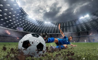 Futbolcular profesyonel stadyumda iş başında.