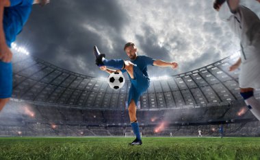 Futbolcular profesyonel stadyumda iş başında.