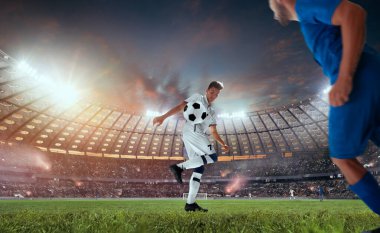 Futbolcular profesyonel stadyumda iş başında.