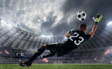 Futbolcular profesyonel stadyumda iş başında.
