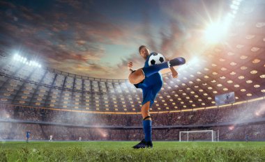 Futbolcular profesyonel stadyumda iş başında.